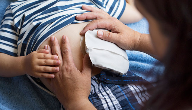 Appliquer un sac de stomie à un enfant