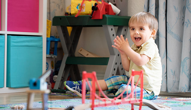 Comment vider le sac de stomie de mon enfant