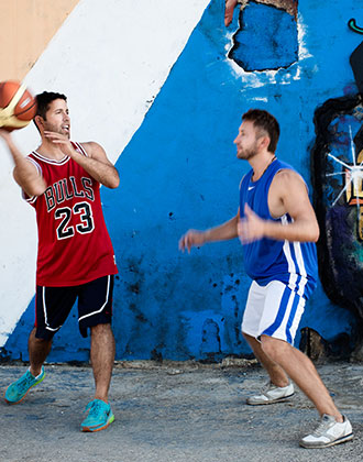 Urostomie : quelques pistes pour gérer les fuites. Jouer au basketball.