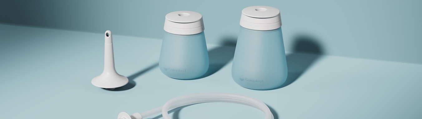 Carina, joka käyttää pienitilavuuksista suolihuuhtelua, istumassa olohuoneessaan. Peristeen Light on pienitilavuuksinen suolihuuhtelulaite.